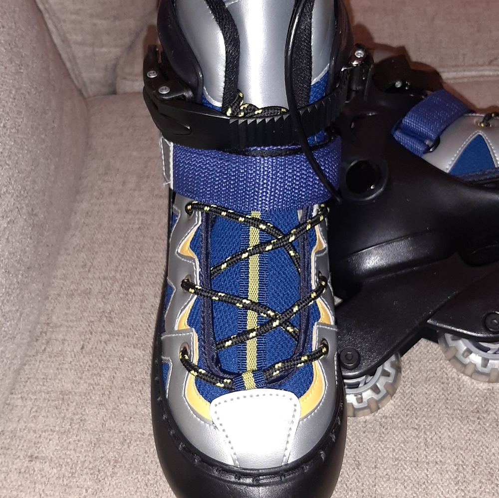 VARIFLEX IN-LINE SKATES AJUSTABLE SZ::5/7. NEW OUT OF THE BOX.BOYS INSTRUCTIONS